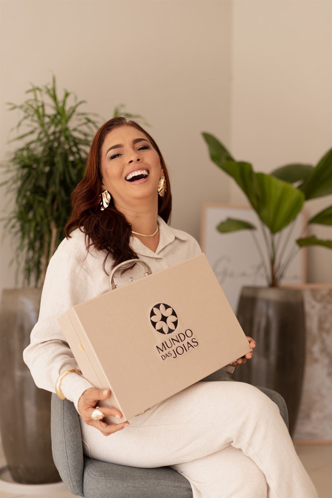 Suelândia, fundadora do Mundo das Joias, segurando uma maleta de semijoias