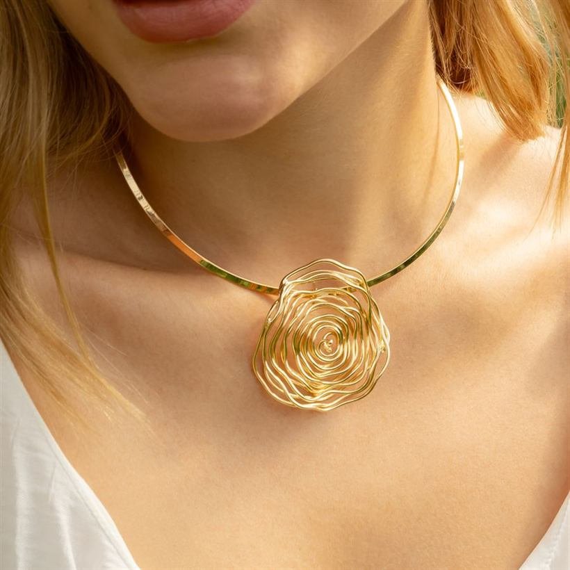 Colar rígido dourado com pingente de rosa